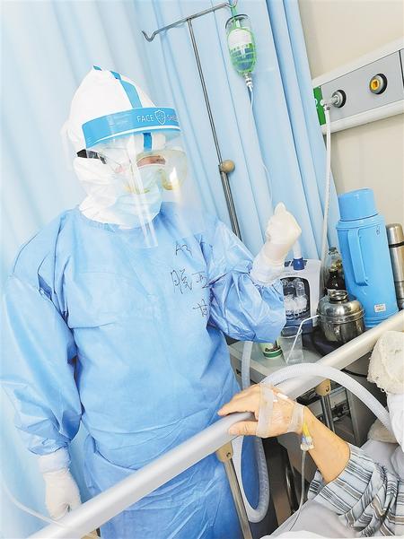 白衣天使 逆風(fēng)綻放——記第48屆南丁格爾獎(jiǎng)獲得者、慶陽(yáng)市人民醫(yī)院重癥監(jiān)護(hù)室護(hù)士長(zhǎng)脫亞莉