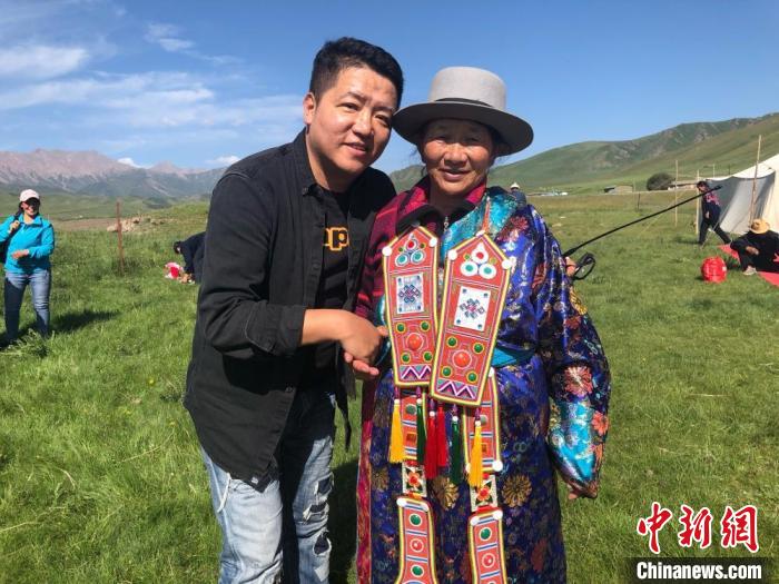 圖為拍攝紀錄片《西茂的婚禮》期間，張輝剛(左)與裕固族老人合影留念。(資料圖) 張輝剛供圖