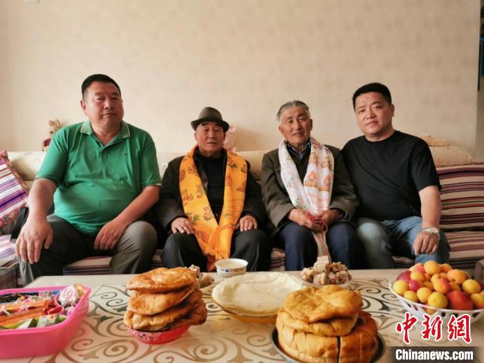 圖為張輝剛(右一)拜訪甘肅肅南縣裕固族德高望重的老人。(資料圖) 張輝剛供圖
