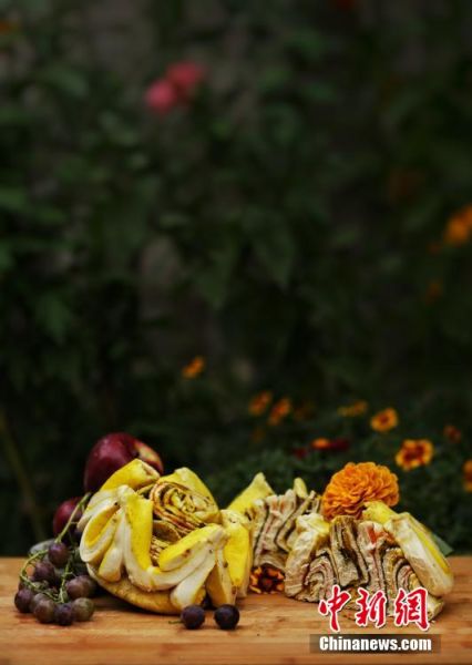 圖為做好的月餅，狀似玫瑰，切開(kāi)后層層疊疊，色彩斑斕。張文 攝