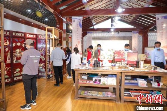 圖為甘肅“一會(huì)一節(jié)”期間，位于敦煌的天水市展館中，民眾觀賞文創(chuàng)產(chǎn)品?！「拭C省文化和旅游廳供圖