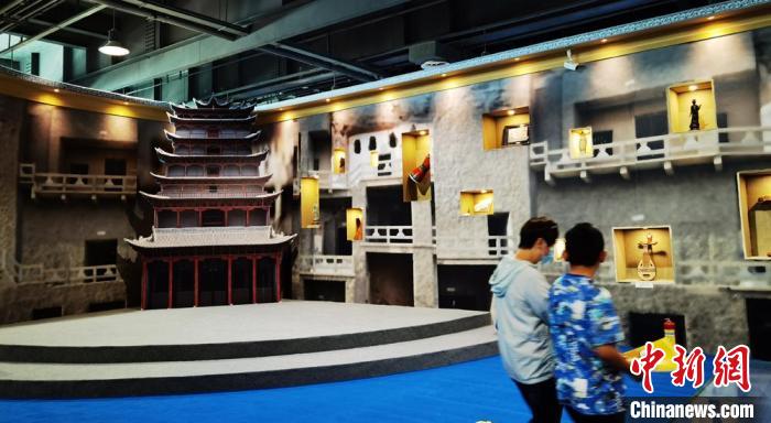 該展覽還借助科技手段，復(fù)原“藏經(jīng)洞”場景，將莫高窟“搬進(jìn)”展廳。　丁思 攝