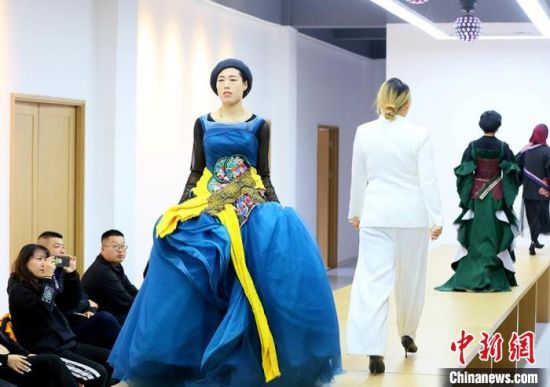 東鄉(xiāng)繡娘在T臺走秀?！「哒?攝