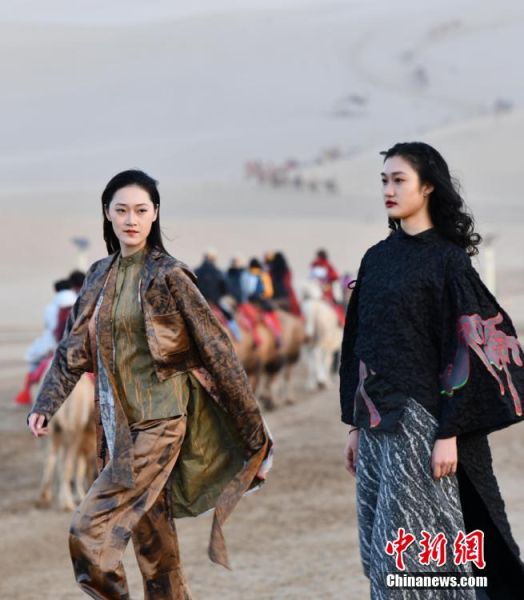 圖為敦煌服裝秀展示。 殷春永 攝