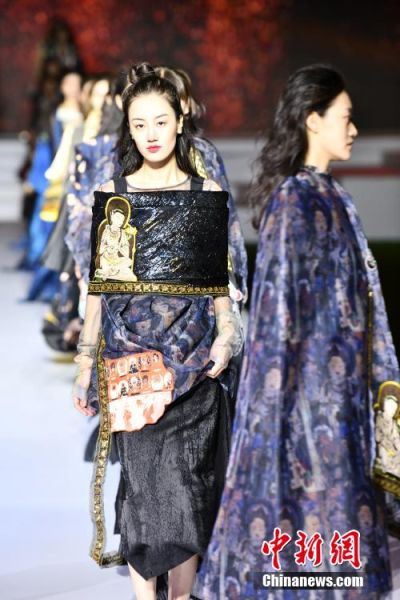 圖為敦煌服裝秀展示。 殷春永 攝