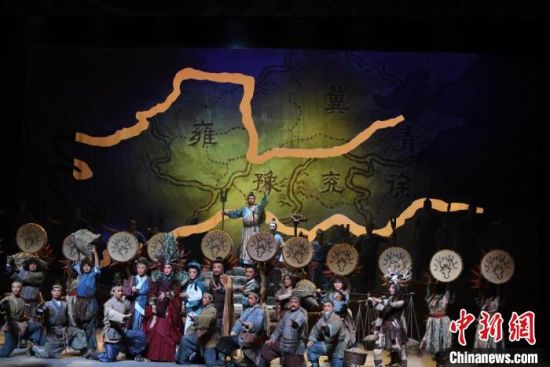 作為隴劇“梅花”，雷通霞在《大禹治水》中甘當(dāng)“綠葉”，該劇推出后，反響十分熱烈。(資料圖) 楊艷敏 攝