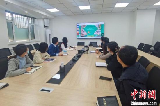 圖為甘肅教育出版社《寫給青少年的敦煌故事》叢書項目組，探討圖書封面設(shè)計?！￠Z姣 攝