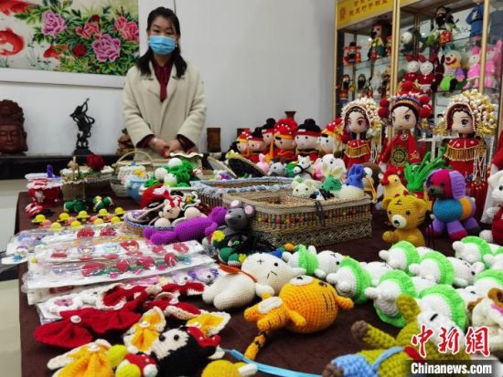 圖為隴原巧手展示手工藝品。(資料圖) 徐雪 攝