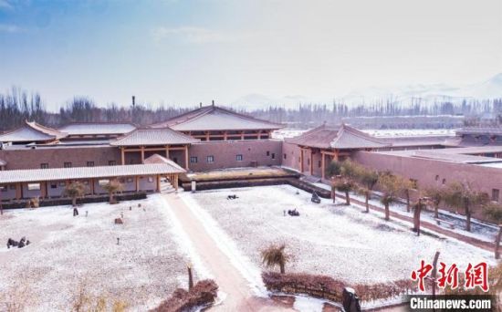 圖為雪落大漠古堡——敦煌山莊?！⊥醣筱y 攝