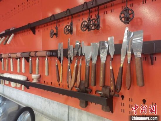 圖為徐晉林制作雕版敦煌壁畫所用工具?！￠Z姣 攝