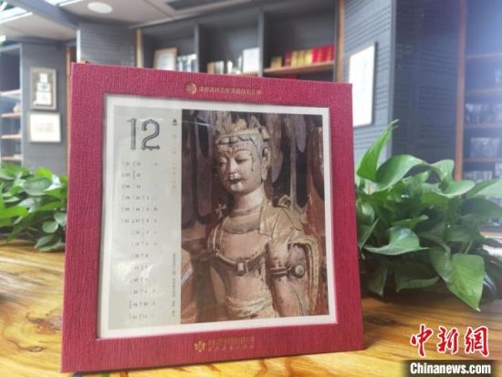 圖為徐晉林制作的敦煌題材的手工書《走進(jìn)沙漠敦煌——莫高窟與藏書票藝術(shù)》，深受讀者喜愛。　閆姣 攝