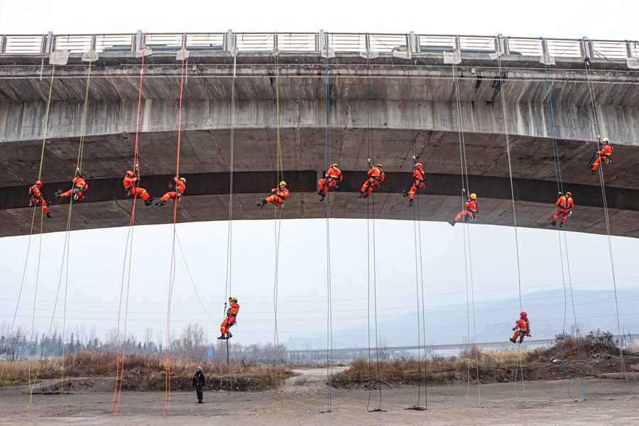 硬核！甘肅天水森林消防員百米高空練技能