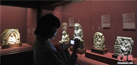 2018年8月，《平山郁夫的絲路世界——平山郁夫絲綢之路美術(shù)館文物展》在甘肅敦煌莫高窟開展。中新社記者 楊艷敏 攝