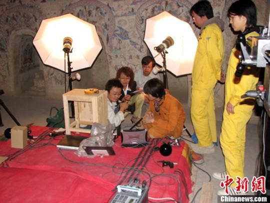 敦煌研究院與日本東京文化財研究所合作進(jìn)行第285窟多光譜無損調(diào)查工作現(xiàn)場。中新社發(fā) 婁婕 供圖