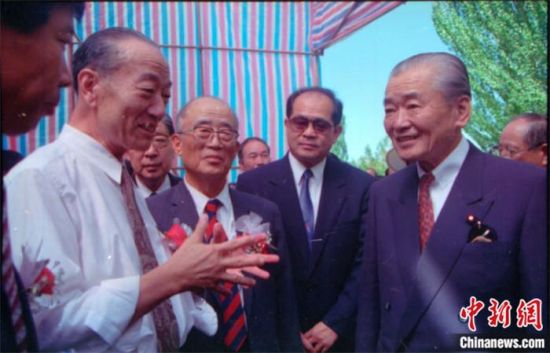 1994年8月，時任日本首相竹下登(右一)與時任敦煌研究院院長段文杰在莫高窟親切交談。中新社發(fā) 婁婕 供圖