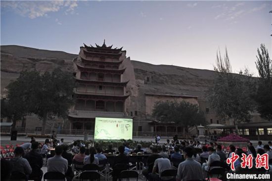 2018年8月，在敦煌莫高窟標(biāo)志性建筑“九層樓”前，《回顧平山郁夫先生的貢獻(xiàn)》座談會舉行。來自中日兩國的專家、學(xué)者共同懷念這位情系敦煌數(shù)十載的繪畫巨匠、中日友好的文化使者、世界文化遺產(chǎn)的守護(hù)者。中新社記者 楊艷敏 攝