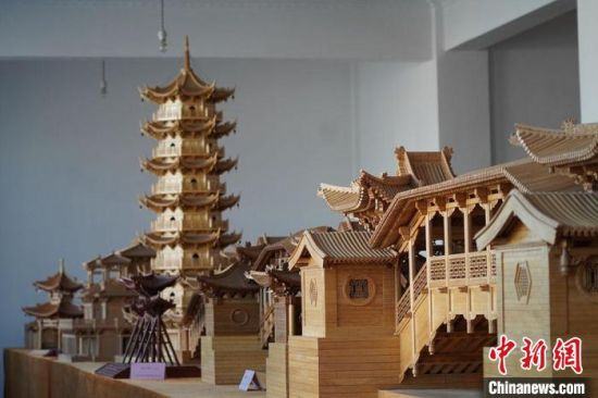 圖為古建筑模型制作技藝傳習(xí)所展廳內(nèi)的微縮古建筑作品?！【琶赖┰?　攝