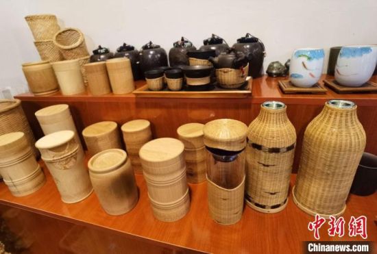 圖為展陳的一件件精致可愛的竹編農(nóng)具工藝品?！●T志軍 攝