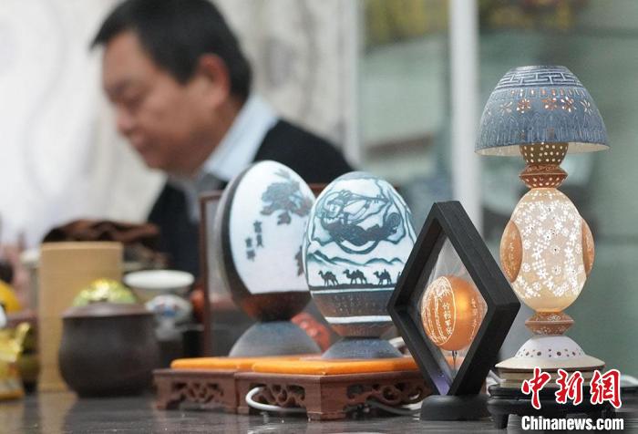 圖為吳義澤完成的蛋雕作品?！【琶赖ぴ?攝