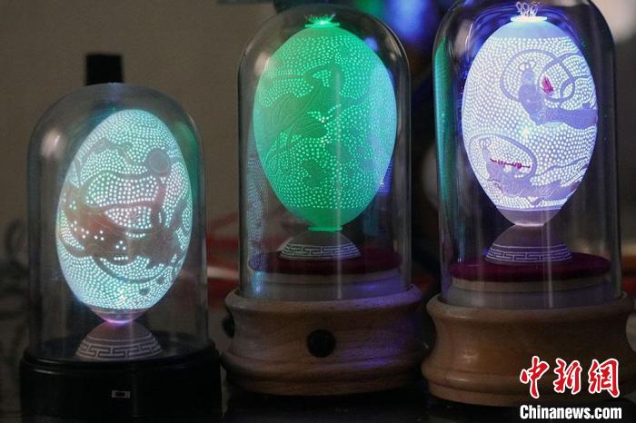 圖為以敦煌飛天為元素的蛋雕作品?！【琶赖ぴ?攝