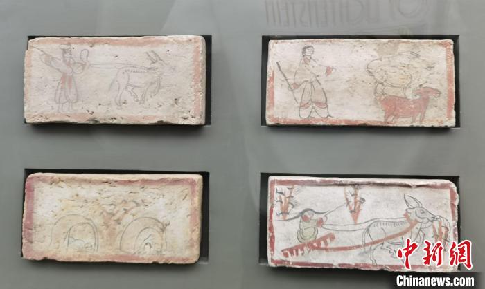 圖為嘉峪關(guān)長(zhǎng)城博物館館藏文物魏晉墓彩繪畫(huà)像磚中豐富多彩的古代農(nóng)牧業(yè)生產(chǎn)活動(dòng)。(資料圖) 丁思 攝