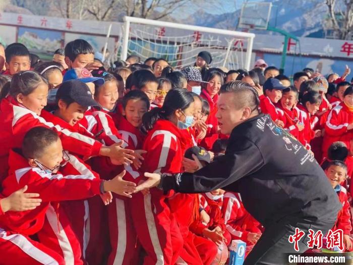 1月初，第五屆“街舞進(jìn)藏鄉(xiāng)”公益助學(xué)活動(dòng)在甘肅甘南結(jié)束，旨在讓藏族學(xué)子感受到街舞魅力?！￡惿菩?攝