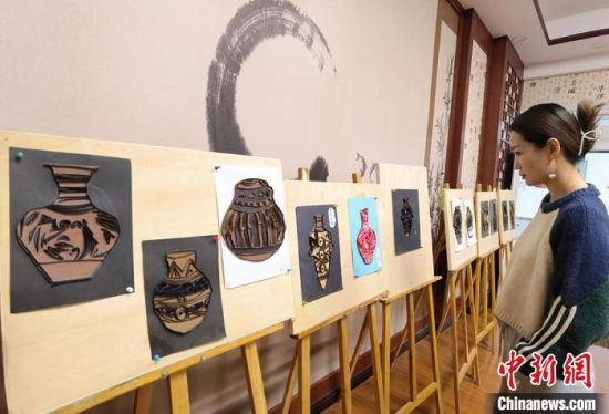 圖為學生用衍紙材料制作的彩陶紋飾?！⒂裉?攝