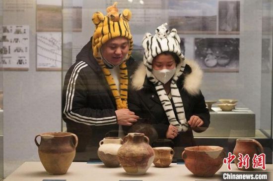 圖為市民戴虎頭帽在博物館內(nèi)參觀。九美旦增 攝