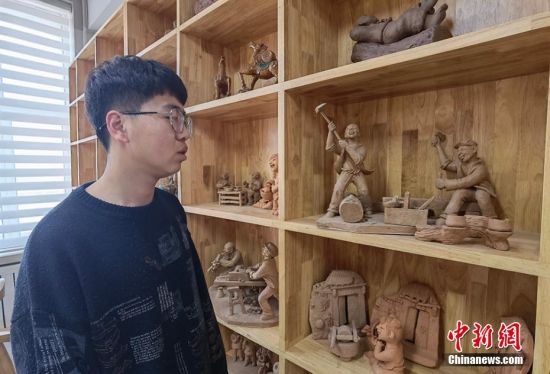 圖為學(xué)生介紹作品。 劉玉桃 攝