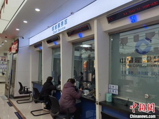 圖為蘭州市民在銀行兌換新鈔。　徐雪 攝