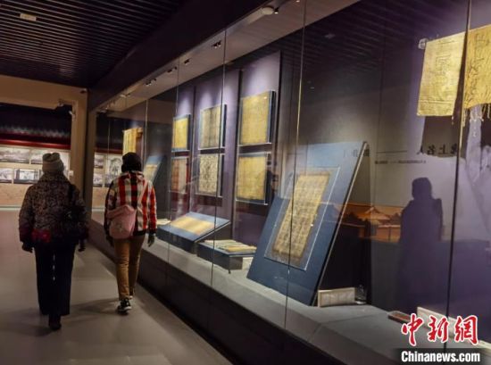 圖為蘭州市民參觀博物館展品。　徐雪 攝