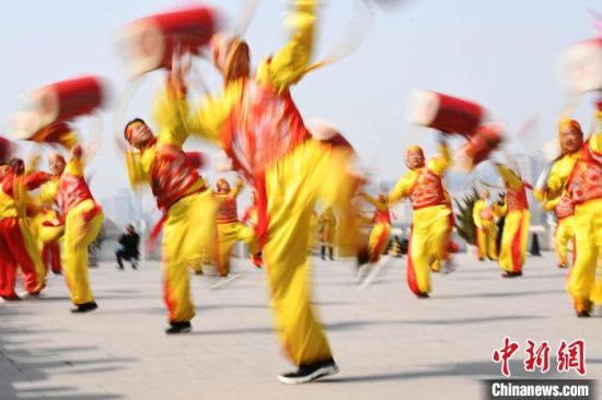 2019年2月19日，演員在黃河岸邊的蘭州水車博覽園內(nèi)進行太平鼓表演，歡慶元宵佳節(jié)。(資料圖) 　楊艷敏 攝