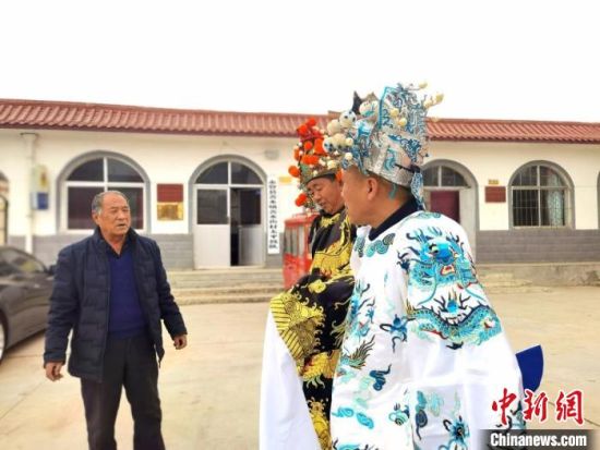 圖為69歲的“苦水高高蹺”國家級傳承人巨海全(左一)，叮囑徒弟們高高蹺練習(xí)技巧要領(lǐng)?！￠Z姣 攝