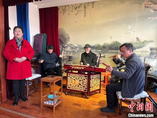 圖為蘭州鼓子表演者王常玉登臺演唱，她是這項入列國家級非物質文化遺產的曲藝表演者中，為數(shù)不多的女演員?！堨下?攝