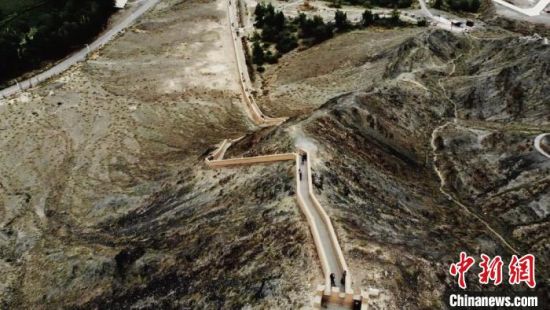 圖為甘肅嘉峪關(guān)懸臂長城吸引游客打卡 。(資料圖) 李亞龍 攝