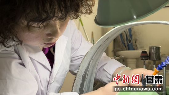 夜光杯制作學(xué)徒謝小琴坦言，雖工作枯燥，但是能夠掌握國家級非遺技藝是很自豪的。王牧雨 攝