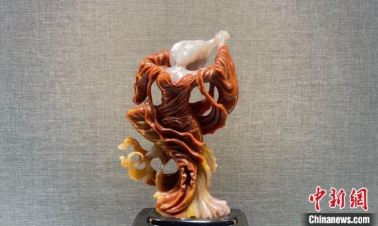 圖為翩然起舞的飛天玉雕?！「攥?攝