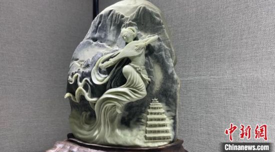 圖為李學(xué)平的玉雕作品。　高瑩 攝