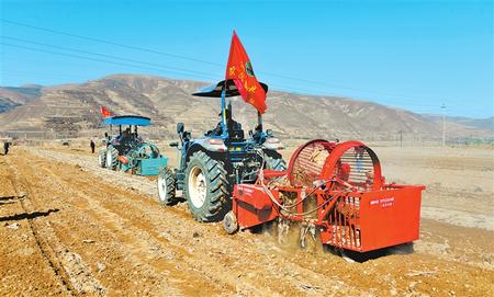 定西市隴西縣17個(gè)鄉(xiāng)鎮(zhèn)的農(nóng)機(jī)合作社、農(nóng)機(jī)手參加了農(nóng)機(jī)技能比賽和培訓(xùn)