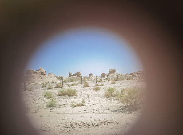 插圖2：透過河西走廊遺存的古陶片孔洞所見。攝影：陳曉斌。拍攝日期：2020年6月。