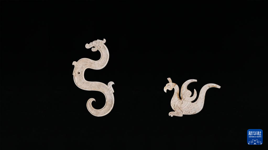 江西樟樹(shù)市國(guó)字山戰(zhàn)國(guó)墓葬出土玉龍、玉鳳（資料圖）。