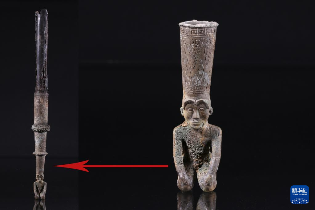 江西樟樹(shù)市國(guó)字山戰(zhàn)國(guó)墓葬出土銅跽坐人鐓（資料圖）。