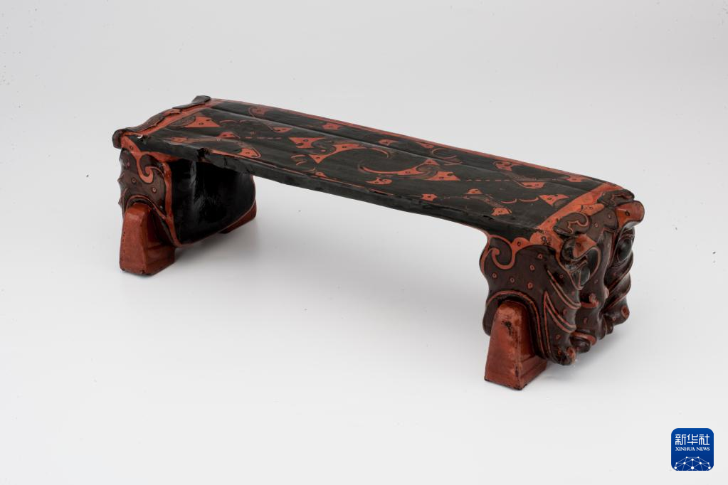 湖北云夢(mèng)縣鄭家湖戰(zhàn)國(guó)秦漢墓地出土漆木虎頭枕（資料圖）。