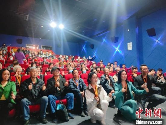 《浴血誓言》主創(chuàng)團隊與到場的紅軍后代合影?！￡愡x斌 攝