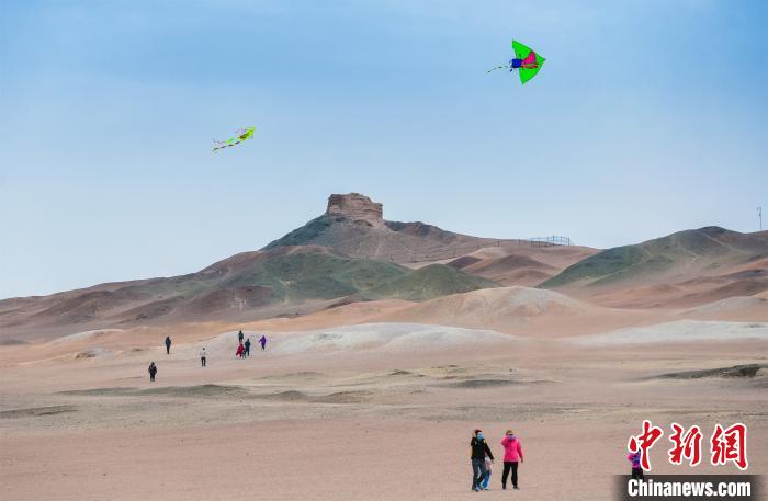 圖為市民正在陽關(guān)景區(qū)放風(fēng)箏?！⊥醣筱y 攝