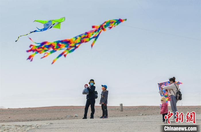 圖為孩童在父母的陪伴下放風(fēng)箏?！⊥醣筱y 攝