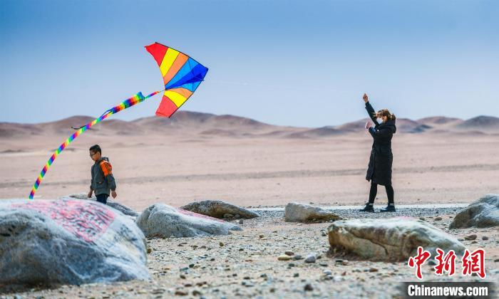 圖為市民正在陽關(guān)景區(qū)放風(fēng)箏?！⊥醣筱y 攝