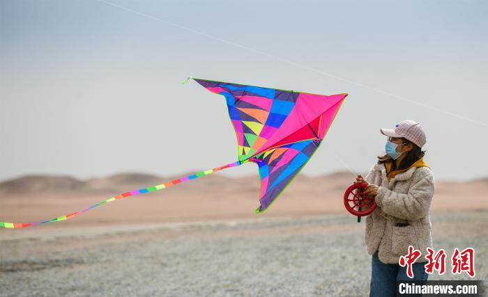 圖為市民正在陽關(guān)景區(qū)放風(fēng)箏?！⊥醣筱y 攝