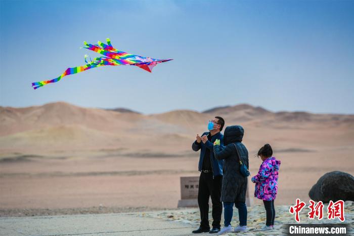 圖為市民正在陽關(guān)景區(qū)放風(fēng)箏?！⊥醣筱y 攝