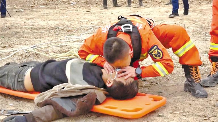 天水：消防員人工呼吸救回中毒農(nóng)民工 我們?yōu)槟泓c(diǎn)贊！